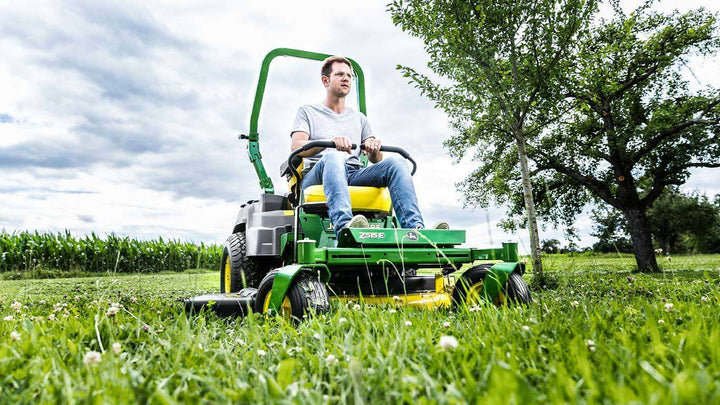 John Deere Z515E en fonctionnement sur gazon