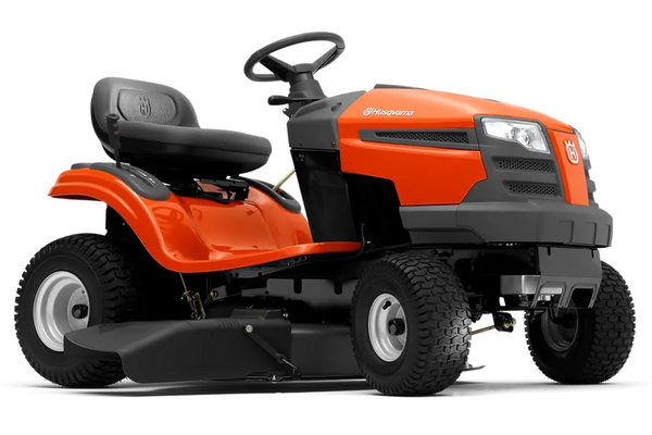 Tracteur Husqvarna TS138L avec moteur thermique et éjection latérale, conçu pour une tonte efficace sur grandes pelouses résidentielles