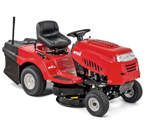 Vue latérale de la tondeuse MTD 92 avec bac de ramassage intégré et éjection arrière, conçue pour une tonte propre et efficace
