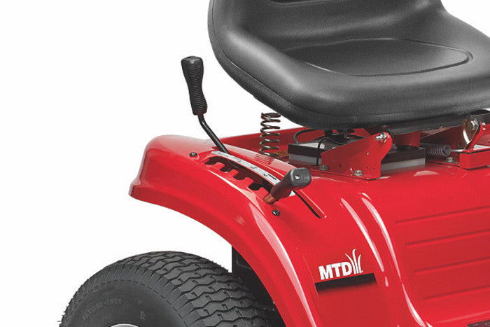 Poste de conduite de la MTD SMART RG 145 avec commandes simples et volant ergonomique pour un confort optimal