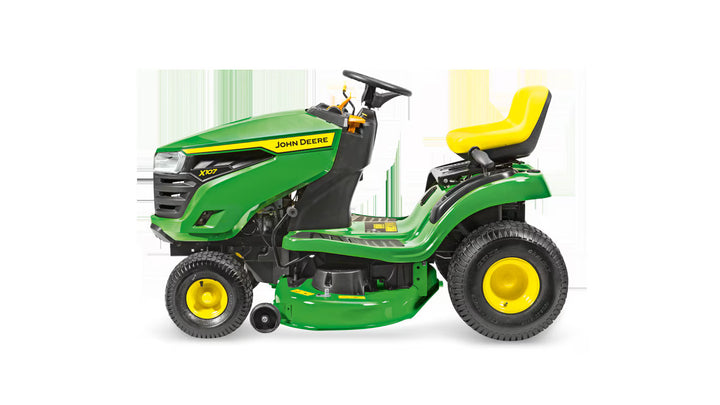 Tondeuse autoportée John Deere X107 avec moteur puissant, idéale pour les pelouses résidentielles de taille moyenne à grande.